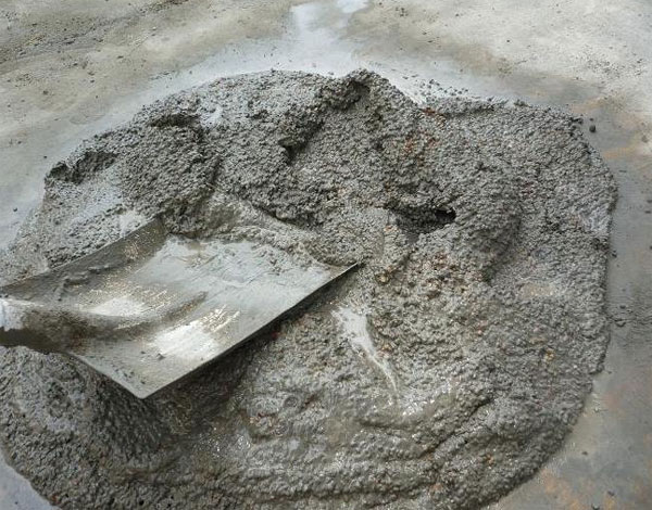 Nên đổ móng bằng bê tông tươi hay bê tông trộn tay