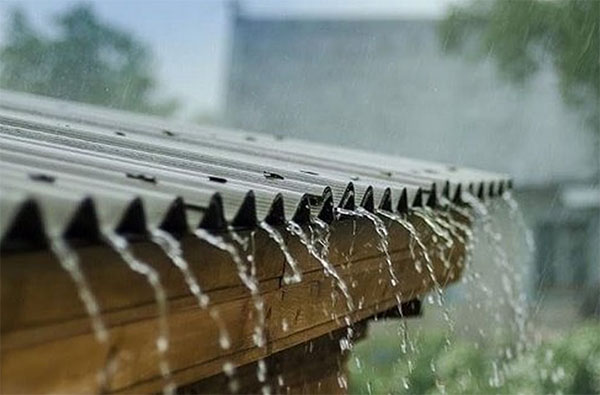 cách chống ồn cho mái tôn khi trời mưa